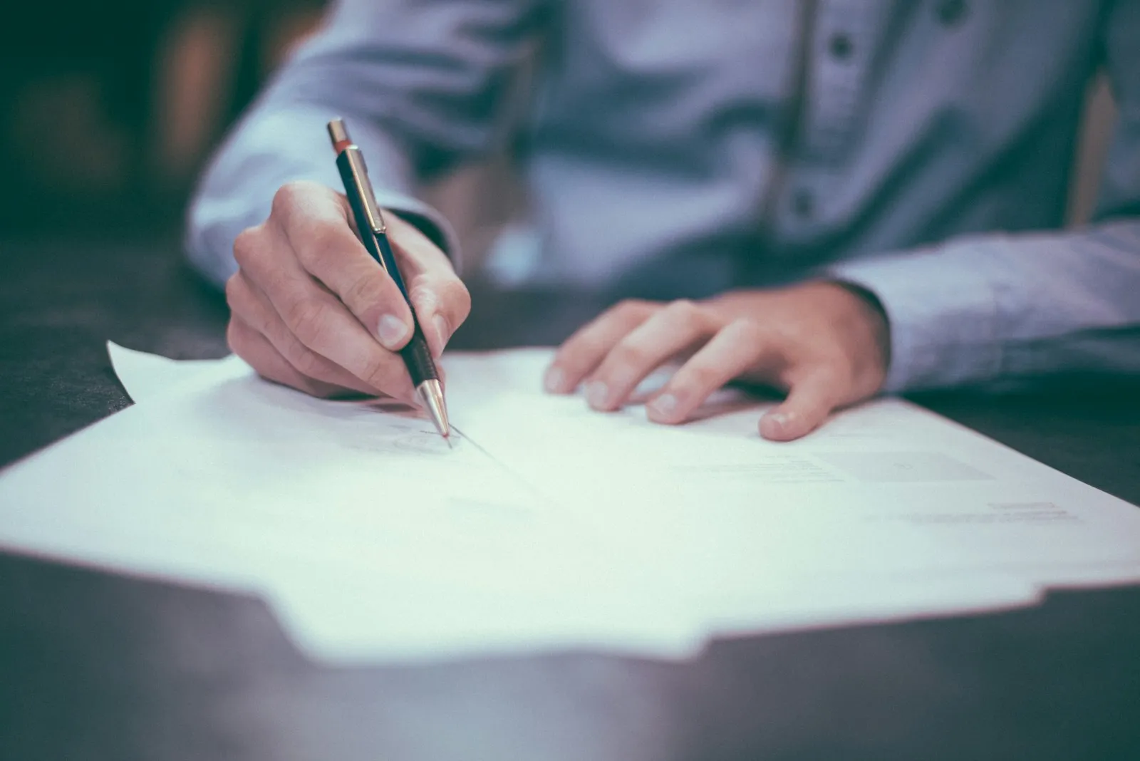 متابعة إجراءات التعاقد والسفر